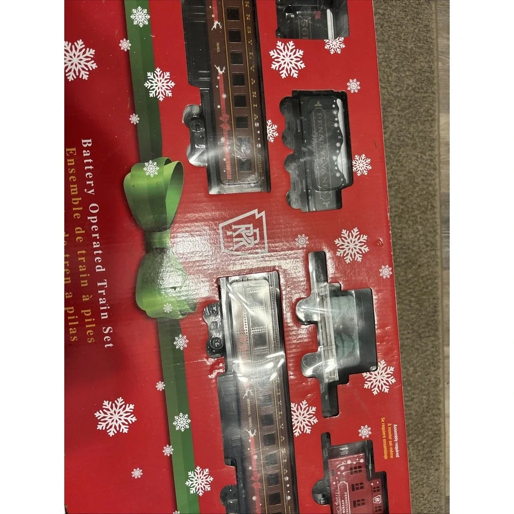 NEW Lionel 37-Piece Battery Operated Christmas Railroad Train Set Penn 712070
